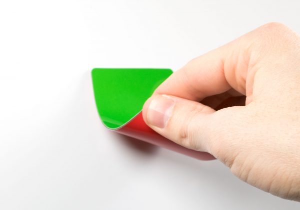 Grönt/Rött vändbart plastkort som fäster mot magnet