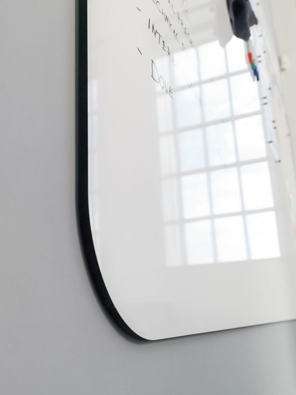 Chameleon VisuWall whiteboard -emaljerat stål, vit, rundade hörn på vänster och höger panel, svartlackerade sidor (magnetisk uppphängning) 198x392cm